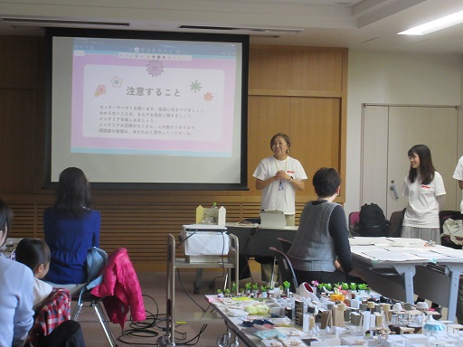 港図書館Let's インテリアワークショップ「ケーキ箱のお部屋づくり」の写真1