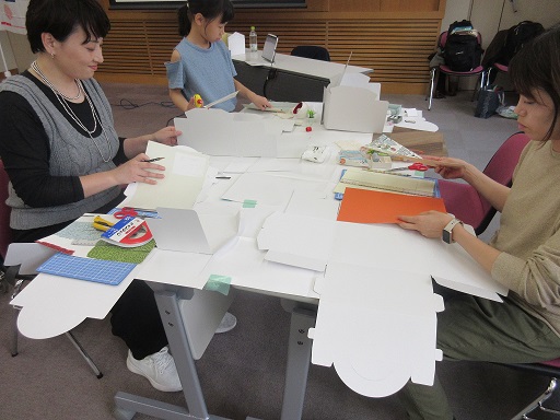 港図書館Let's インテリアワークショップ「ケーキ箱のお部屋づくり」の写真2