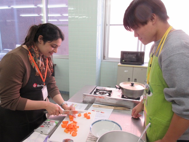 港図書館「みなこやスペシャル～日本の料理を作って！食べて！世界の人と交流しよう！」の写真2