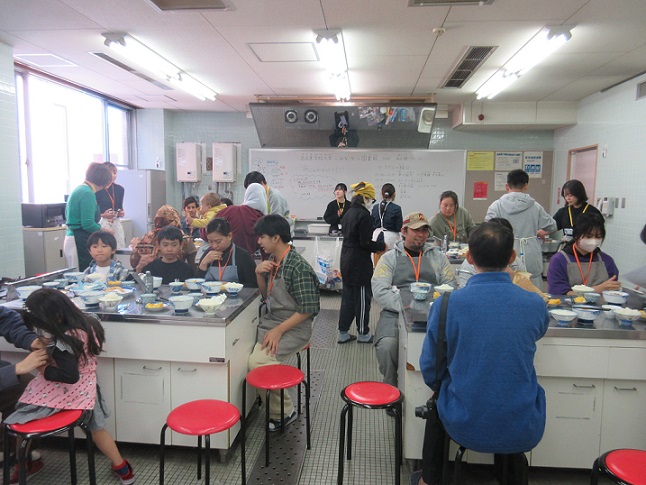 港図書館「みなこやスペシャル～日本の料理を作って！食べて！世界の人と交流しよう！」の写真4