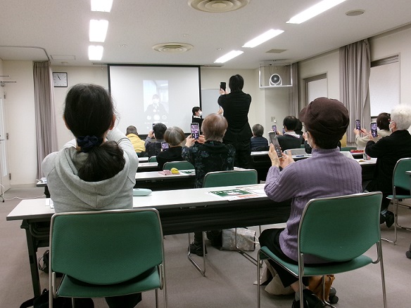 中川図書館「スマートフォン入門編」の写真1