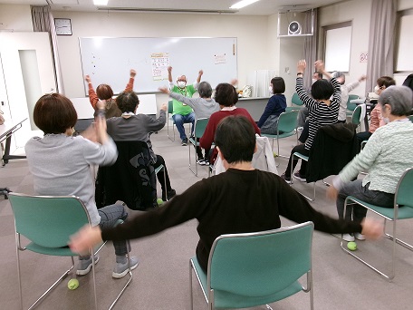 中川図書館「みんなで健康体操～からだを動かす・心がはずむ～」の写真1