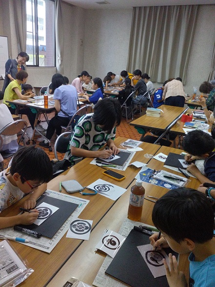 天白図書館「SDG講座アルミシートで家紋アートを作ってみよう！」の写真1