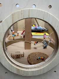 「世界一小さな図書館」館外返却ポストのぞき窓からの風景