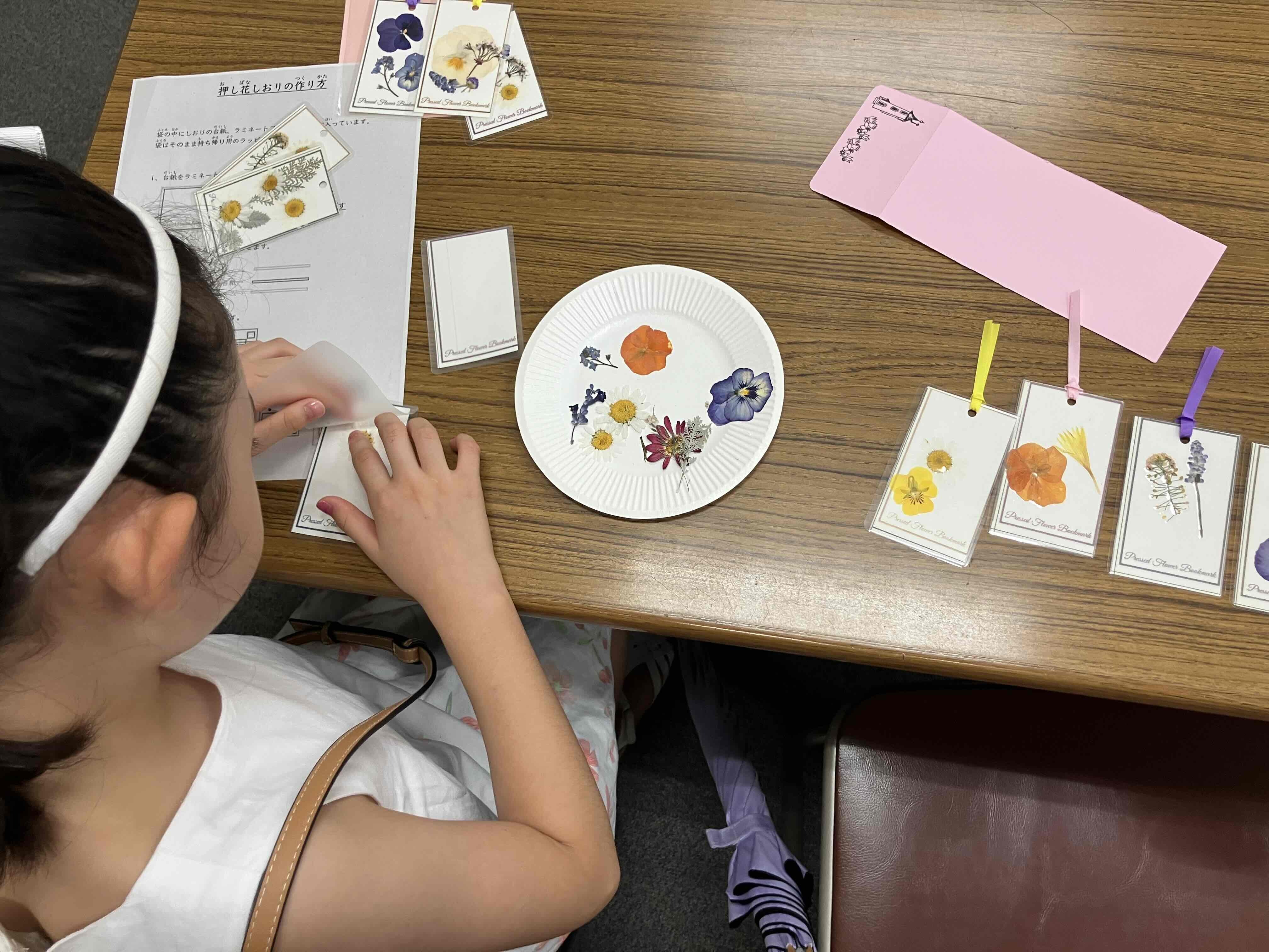 鶴舞中央図書館「押し花のしおりを作ってみよう!」の写真3