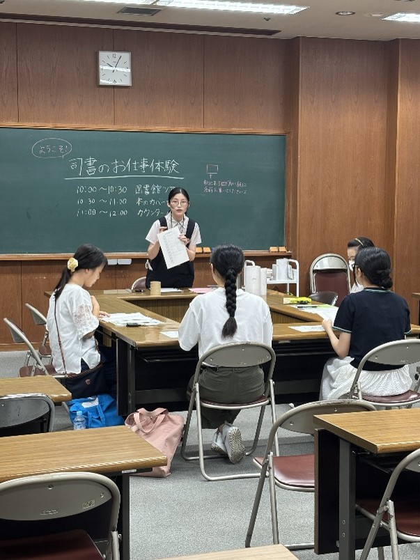 鶴舞中央図書館「中学生・高校生向け　司書のお仕事体験」の写真1