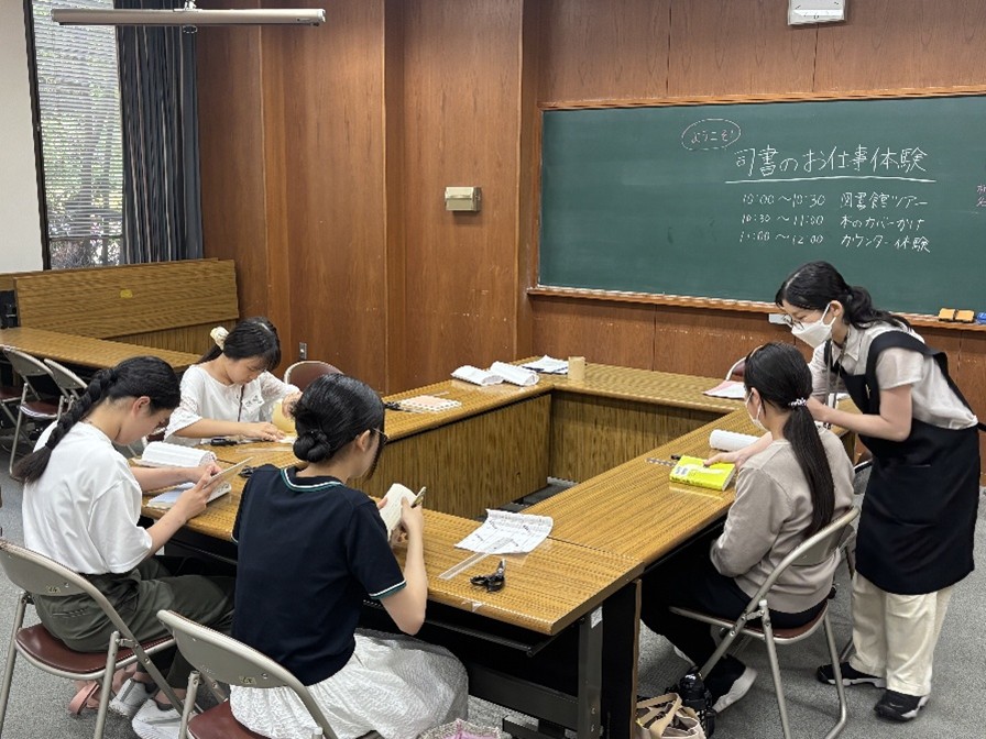 鶴舞中央図書館「中学生・高校生向け　司書のお仕事体験」の写真3