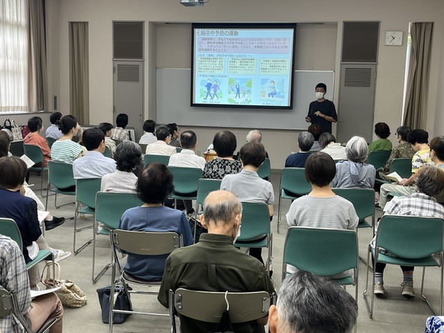 熱田図書館「図書館で健康体操!」の写真1