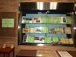 「９０×８０　大正・昭和の名古屋を歩く」（鶴舞中央図書館2階展示の様子）の大きな画像へ