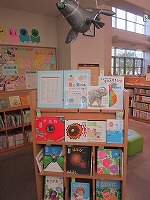 夏と海の本（中川図書館展示の様子）の大きな画像へ