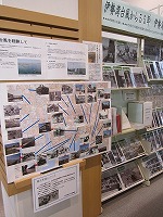 地形図に当時と現在の写真を重ねてご案内しています。（伊勢湾台風から55年　伊勢湾台風資料室展「伝えたい、濁流が残した記録」　―中川図書館―）
