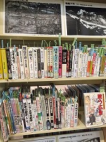 児童書もあります。本を手に取ってご覧ください。（70年前の日本と世界（歴史と戦争の本）　―中川図書館―）