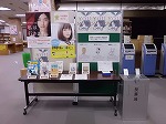 展示と模擬選挙の様子(鶴舞中央図書館 「18歳選挙始まる。鶴舞中央図書館で模擬投票をしてみよう!!」)