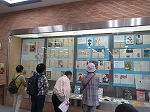 みなさん熱心に展示をご覧になっています（鶴舞中央図書館　『図書館の蔵書でたどる「暮しの手帖」四世紀』）