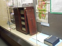 金城温古録は箱も併せて展示しています。（鶴舞中央図書館　1階ガラスケース展示「名古屋城と木造復元天守」）