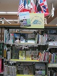パンフレットも展示しています。（サあ、ミツけよう　トしょかんで～Ｇ７伊勢志摩サミット　―富田図書館）