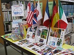 参加国の国旗も飾りました。各国のこどもたちや食べ物・昔話の本も展示しています。（サあ、ミツけよう　トしょかんで～Ｇ７伊勢志摩サミット　―富田図書館）