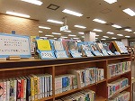 高校生一押しの7冊が並びます。（鶴舞中央図書館　「ビブリオバトル本フェア（inティーンズコーナー）」）"