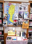 全体図。下段はスタッフおすすめコーナー「山崎ナオコーラ」。（熱田図書館　職員おすすめ本コーナー「遍路シーズン到来～来年は知多四国開創210年」）