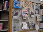 最近の新聞記事スクラップも掲示（熱田図書館　「没後150年「坂本龍馬」」）