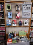 展示はコミックコーナーが目印。下は、窓口スタッフおすすめ展示「坂木司」です。（熱田図書館　「明治150年　新撰組」）