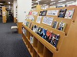 展示場所から玄関を見たところ（熱田図書館　「追悼 ホーキング博士～車いすの天才物理学者」）