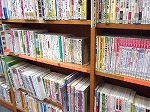 常設展示の近くにある「認知症」分類の部分を、矢印で表示しています。（南図書館　「認知症資料」の常設展示を開始しました！）