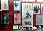 桜台高校ファッション文化科展示風景（南図書館　「世界のファッション」）