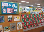 展示風景（山田図書館　「ふゆとクリスマスの本」）