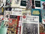 児童書、歴史書、写真集、小説など幅広い本を用意しました。（山田図書館　「大政奉還・明治維新から150年～幕末・明治の本～」）