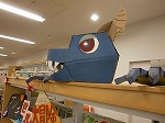 図書館入口でドラゴンがお出迎え！とっても目を引きます。（徳重図書館　「フシギ世界を大冒険」）