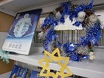 山の中で拾ったツルで作ったリースとクリスマスの飾りがキレイ。（徳重図書館　「メリークリスマス！　～楽しい冬を過ごそう～」）"