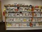 展示スペースは図書館入口右手です。（徳重図書館　「イヌボン（犬本）をよむ」）