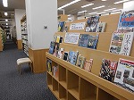 閲覧室奥 新聞コーナーで展示（熱田図書館　名古屋市美術館応援企画　「明治150年　印象派絵画の時代」）