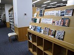 閲覧室奥の新聞コーナーで展示（熱田図書館　明治150年「華族、士族、平民の時代」）