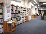 場所はカウンターの並び（熱田図書館　「没後50年　村岡花子」）