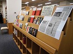 閲覧室奥の新聞コーナー（熱田図書館　「追悼　梅原猛さん～梅原古代学・日本学の哲学者」）