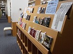 閲覧室奥の新聞コーナー（熱田図書館　「追悼　堺屋太一さん」）