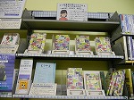 ミニ展示棚（守山図書館　読書週間記念展示「区長さんたちのおすすめ本聞いちゃいました！」）