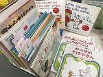 展示の様子です。なつかしい本をご覧ください。（山田図書館　「かこさとしの本」）