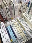 様々な本を貸出しています。（山田図書館　「天皇と皇室を読む（振り返る平成　1）」）