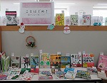 展示の様子（山田図書館　「ことはじめ！　始めてみよう　新しいこと」）