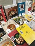 いろいろな本をお楽しみください。本は貸出できます。（山田図書館　「体をいたわる鍋とスープ」）