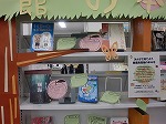 はっぱとリンゴのPOPが本の木を育ててくれます。（徳重図書館　「みんなで育てよう　徳重図書館の本の木」）"