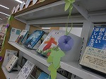 涼しげな朝顔をどうぞ。（徳重図書館　「アツをのりきるナツい本」）