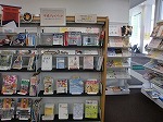 プレイバックにふさわしい懐かしい装丁の本が並びます。（徳重図書館　「平成プレイバック～ああ、懐かしのケータイライフ～」）