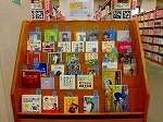 図書の展示の様子（鶴舞中央図書館　「れあ／RARE　いっしょに　わかちあう－2月最終日は世界希少・難治性疾患の日－」）