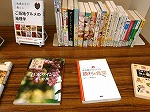 展示の様子（瑞穂図書館　「お・い・し・いおはなし」）