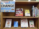 展示の様子（緑図書館　ティーンズミニ展示「CHANGE」）