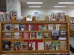 展示の様子（楠図書館　「木彫のぬくもり」）